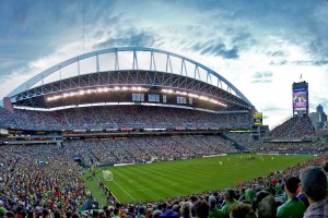 米兰体育平台-冠军球队球员退役典礼温馨感人球迷纷纷致敬，球员退役说的话